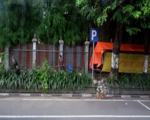 Seseorang berjalan santai di trotoar pagi hari